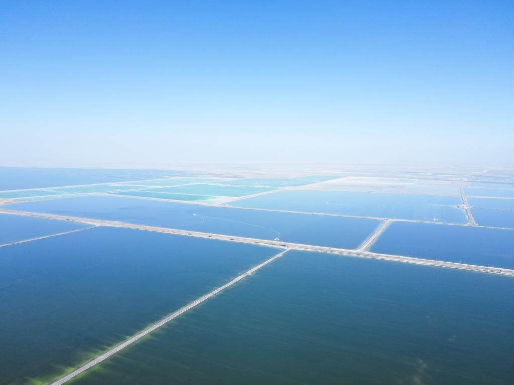 高原鹽湖春光如畫(huà)