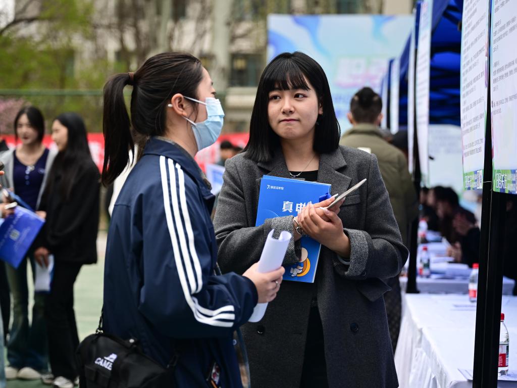 青海：校園招聘助就業(yè)