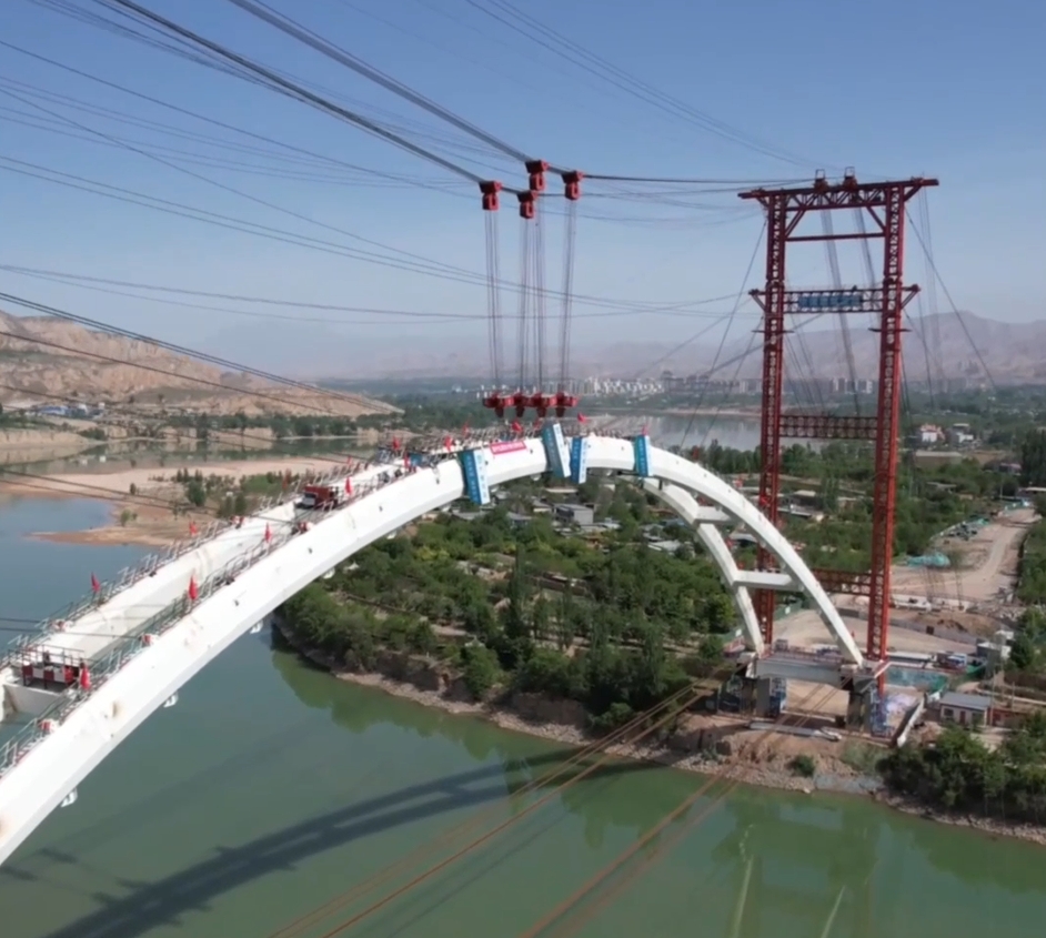 青海尖扎縣：麥?zhǔn)苍S河大橋主橋拱肋順利合龍
